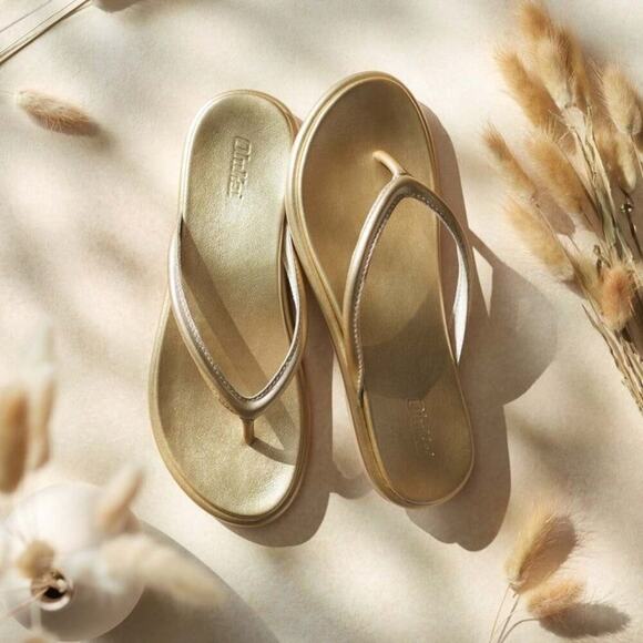 OluKai Women's Tiare Leather Beach Sandals, 10, Gold, Champagne,  Summer, Resort - Picture 1 of 9